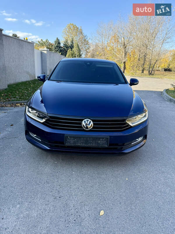 Седан Volkswagen Passat 2018 в Днепре