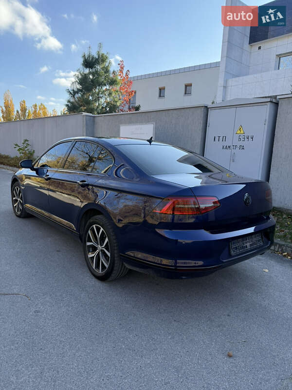 Седан Volkswagen Passat 2018 в Днепре