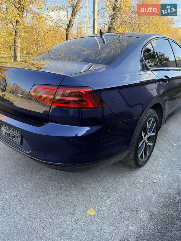 Седан Volkswagen Passat 2018 в Днепре