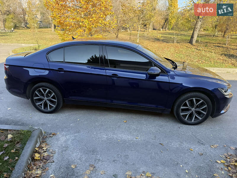 Седан Volkswagen Passat 2018 в Днепре
