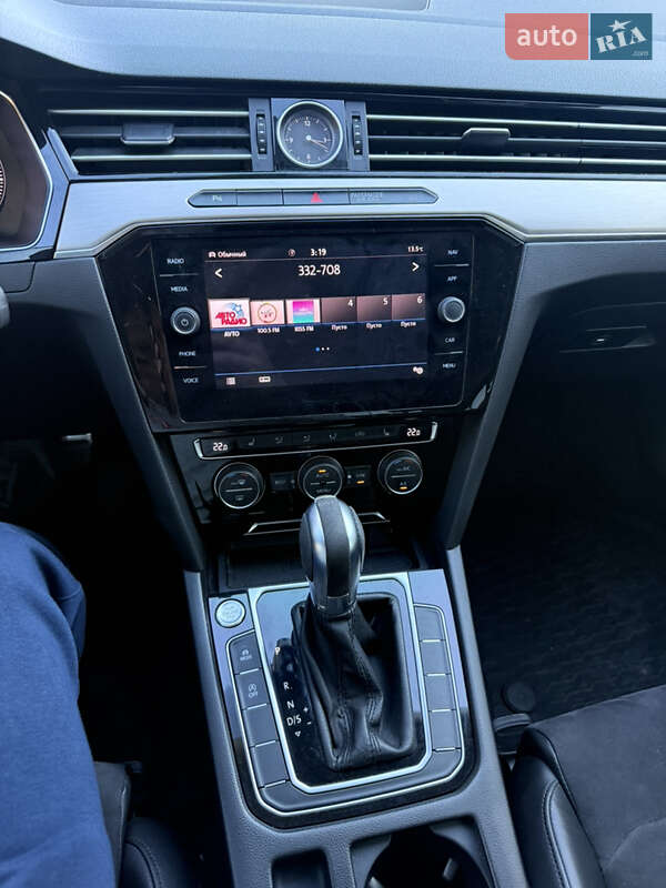 Седан Volkswagen Passat 2018 в Днепре