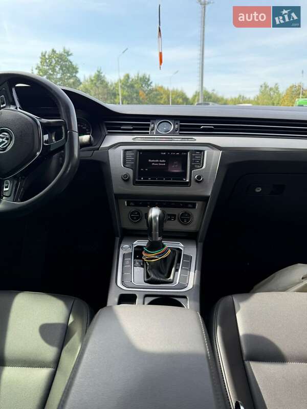 Седан Volkswagen Passat 2016 в Чернівцях