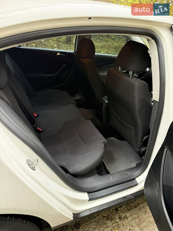 Седан Volkswagen Passat 2010 в Киеве