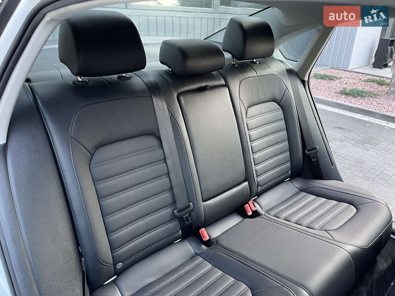 Седан Volkswagen Passat 2017 в Ровно