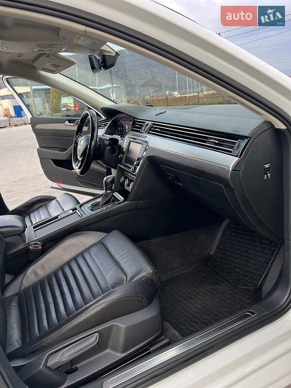 Седан Volkswagen Passat 2017 в Хусте