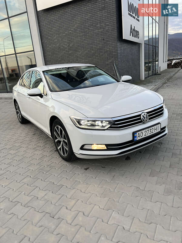 Седан Volkswagen Passat 2017 в Хусте