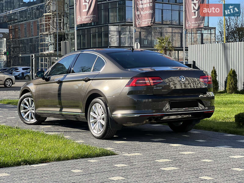 Седан Volkswagen Passat 2015 в Ужгороді