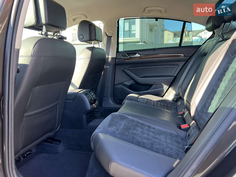 Седан Volkswagen Passat 2015 в Ужгороді