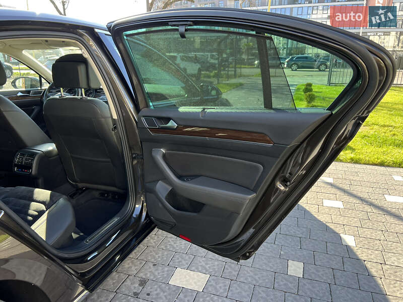 Седан Volkswagen Passat 2015 в Ужгороді