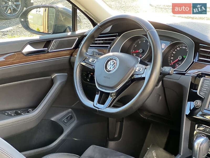 Седан Volkswagen Passat 2015 в Ужгороді