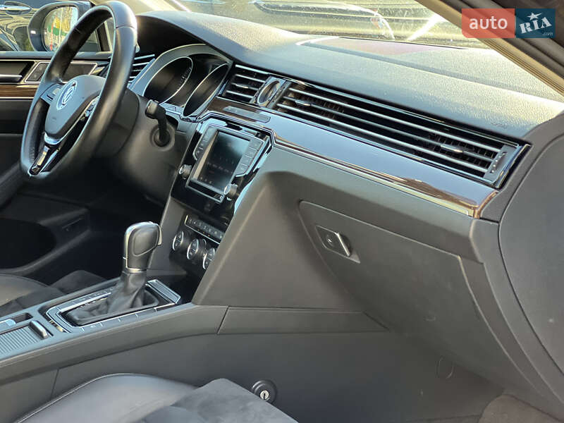 Седан Volkswagen Passat 2015 в Ужгороді