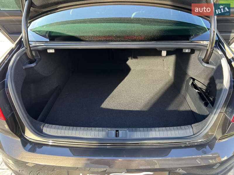 Седан Volkswagen Passat 2015 в Ужгороді