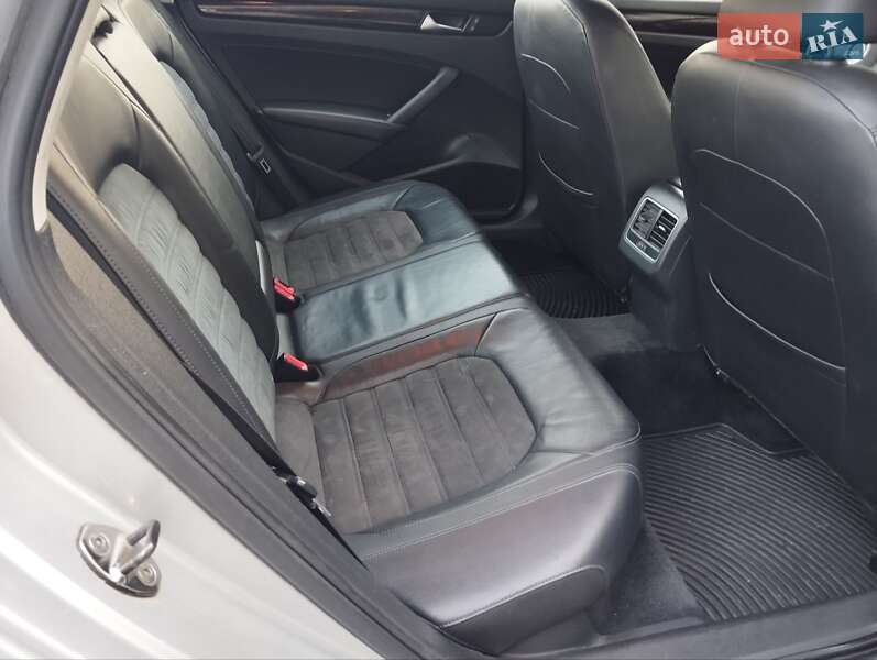 Седан Volkswagen Passat 2012 в Львове