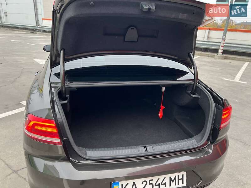 Седан Volkswagen Passat 2018 в Києві