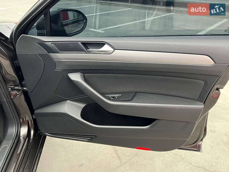 Седан Volkswagen Passat 2018 в Києві