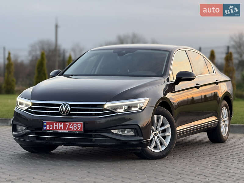 Седан Volkswagen Passat 2022 в Луцке