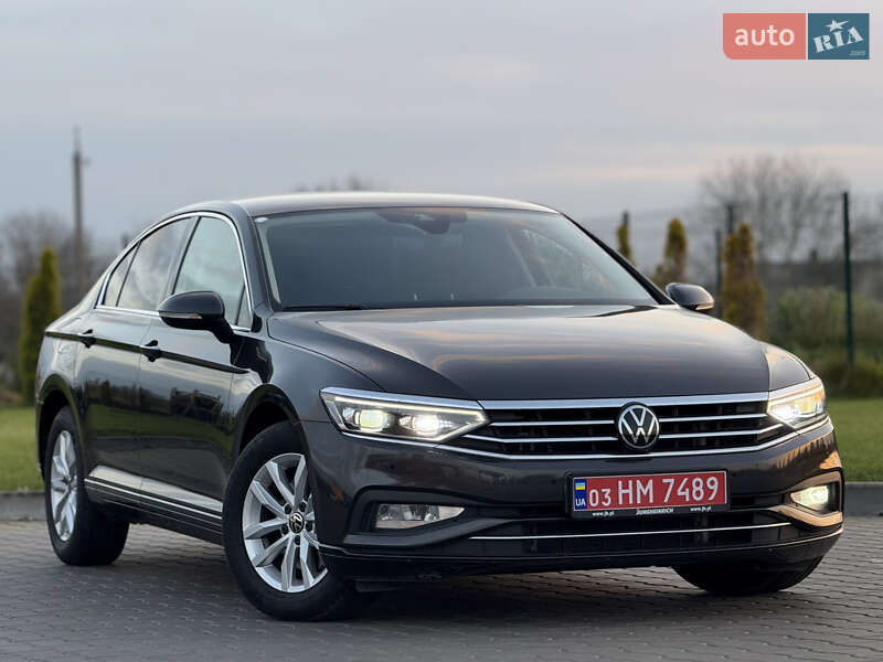 Седан Volkswagen Passat 2022 в Луцке