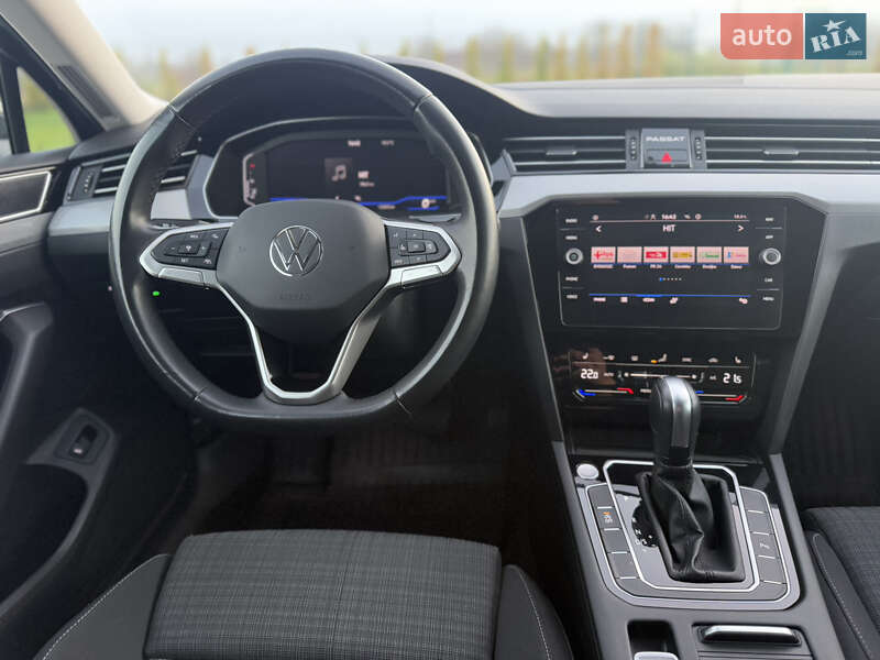 Седан Volkswagen Passat 2022 в Луцке
