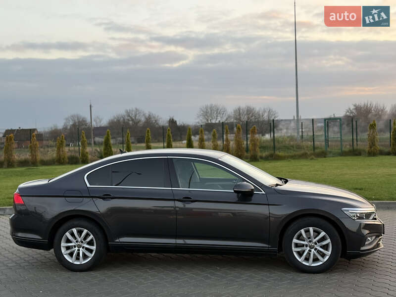 Седан Volkswagen Passat 2022 в Луцке