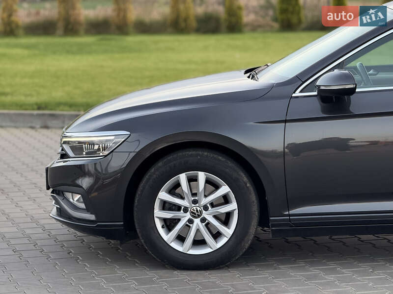 Седан Volkswagen Passat 2022 в Луцке