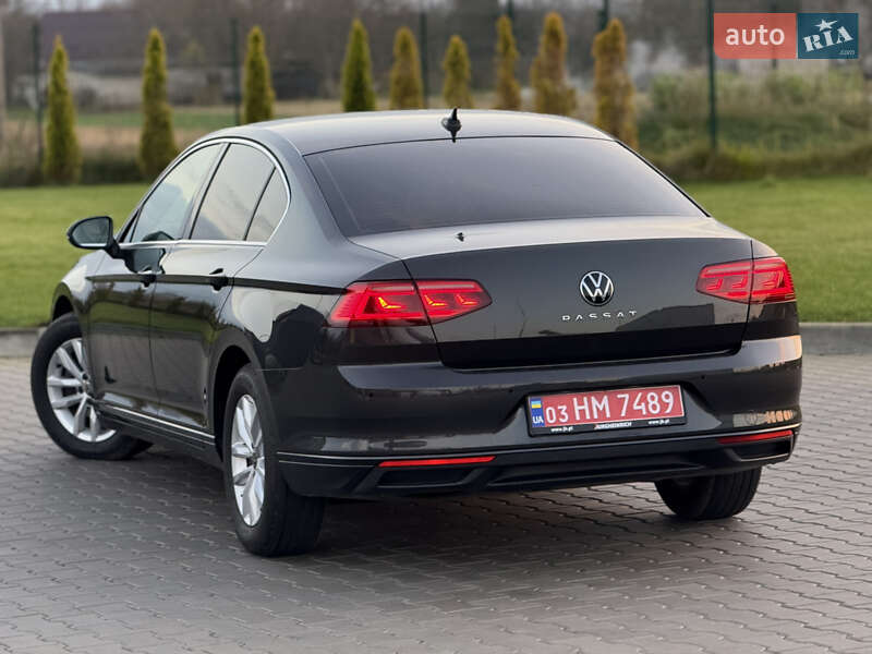 Седан Volkswagen Passat 2022 в Луцке