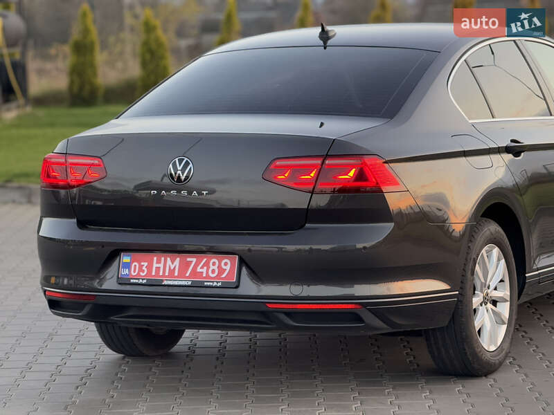 Седан Volkswagen Passat 2022 в Луцке