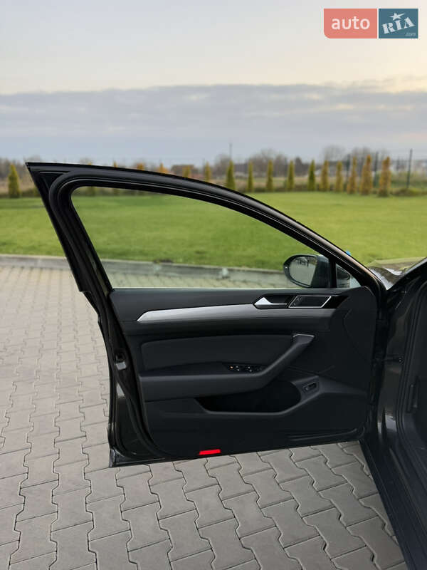 Седан Volkswagen Passat 2022 в Луцке