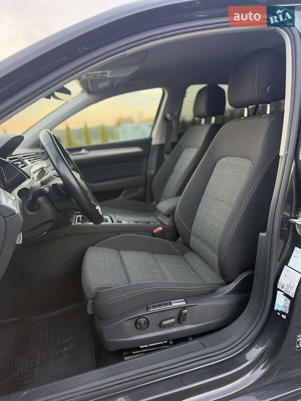 Седан Volkswagen Passat 2022 в Луцке