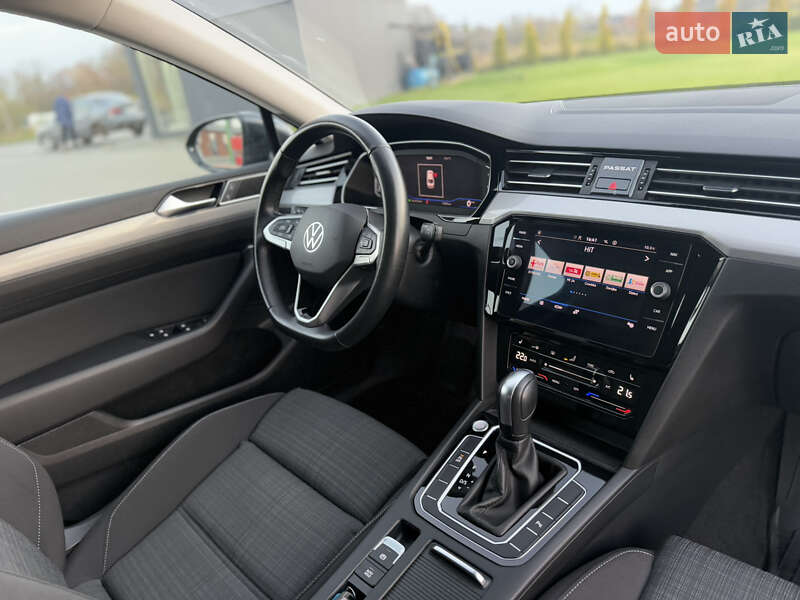 Седан Volkswagen Passat 2022 в Луцке