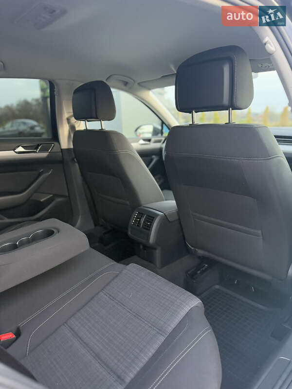 Седан Volkswagen Passat 2022 в Луцке