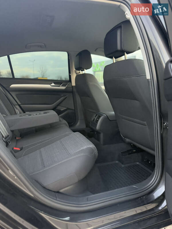 Седан Volkswagen Passat 2022 в Луцке