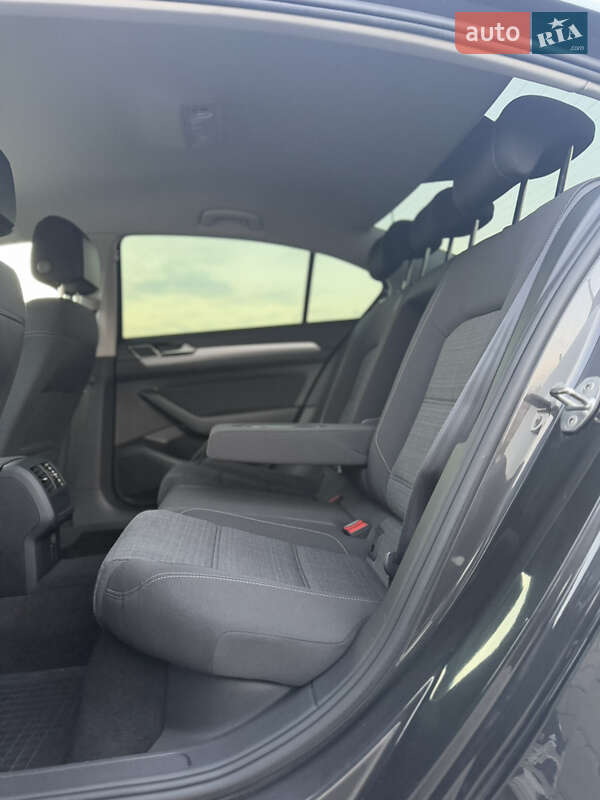 Седан Volkswagen Passat 2022 в Луцке