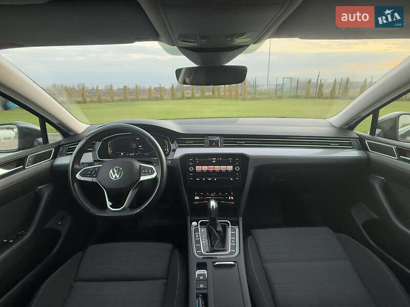 Седан Volkswagen Passat 2022 в Луцке
