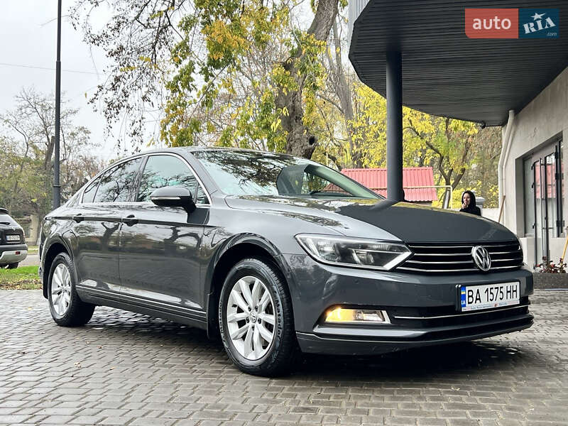 Седан Volkswagen Passat 2017 в Одессе фото Седан Volkswagen Passat 2017 в Одессе