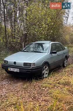 Седан Volkswagen Passat 1989 в Березному