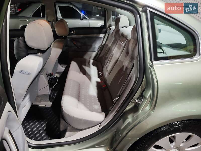 Седан Volkswagen Passat 2001 в Виннице