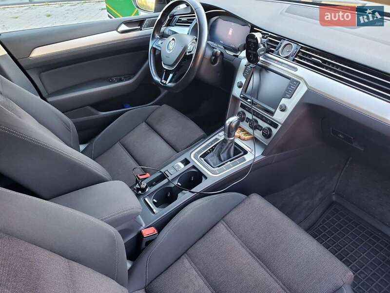 Універсал Volkswagen Passat 2015 в Ужгороді