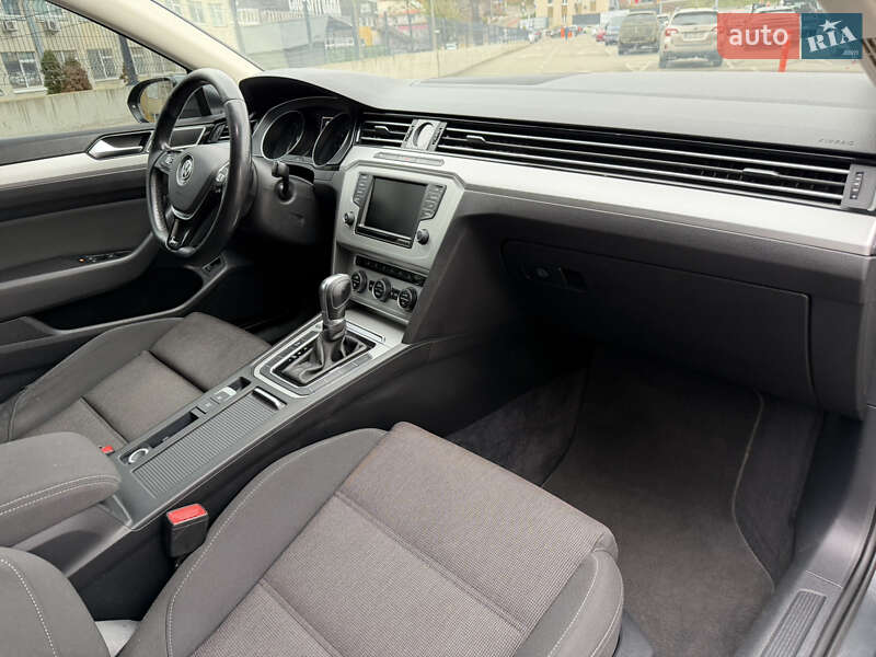 Универсал Volkswagen Passat 2016 в Киеве