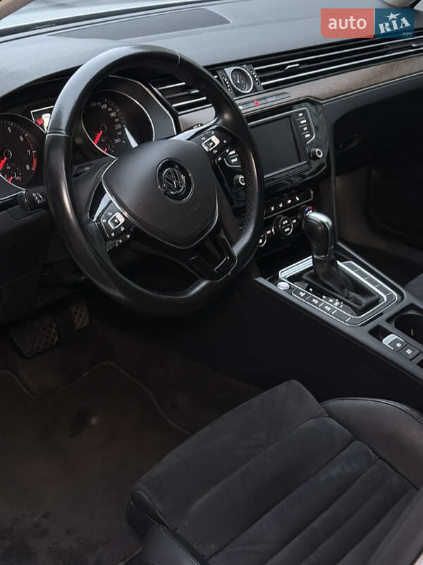 Седан Volkswagen Passat 2015 в Киеве