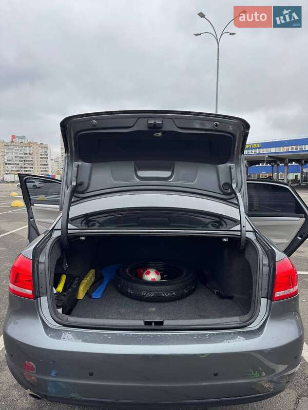 Седан Volkswagen Passat 2012 в Києві
