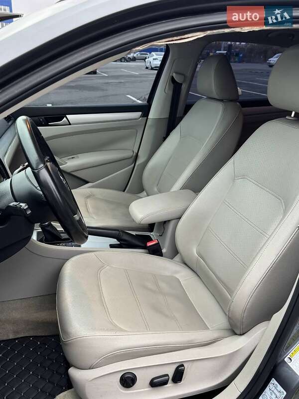 Седан Volkswagen Passat 2012 в Києві