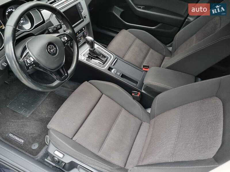 Седан Volkswagen Passat 2016 в Черновцах