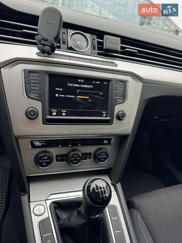 Седан Volkswagen Passat 2015 в Києві
