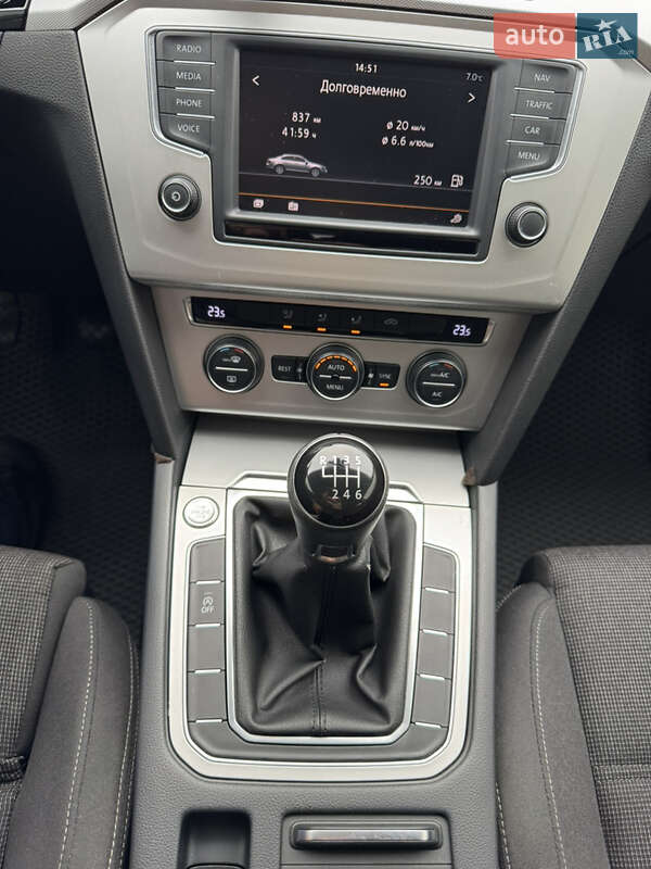 Седан Volkswagen Passat 2015 в Києві