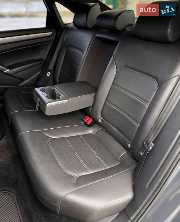 Седан Volkswagen Passat 2017 в Днепре