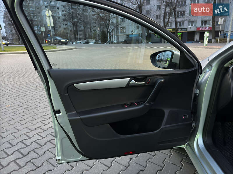 Універсал Volkswagen Passat 2012 в Києві