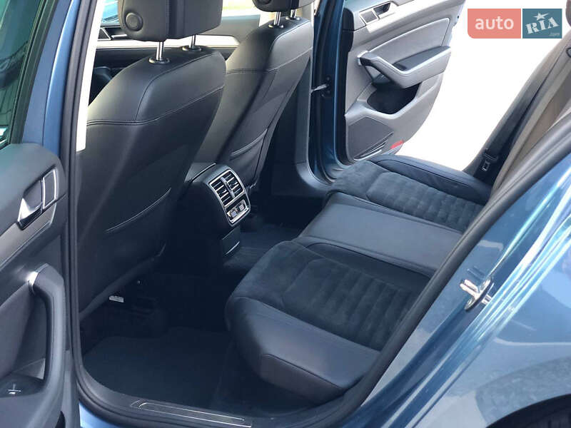Седан Volkswagen Passat 2016 в Луцке