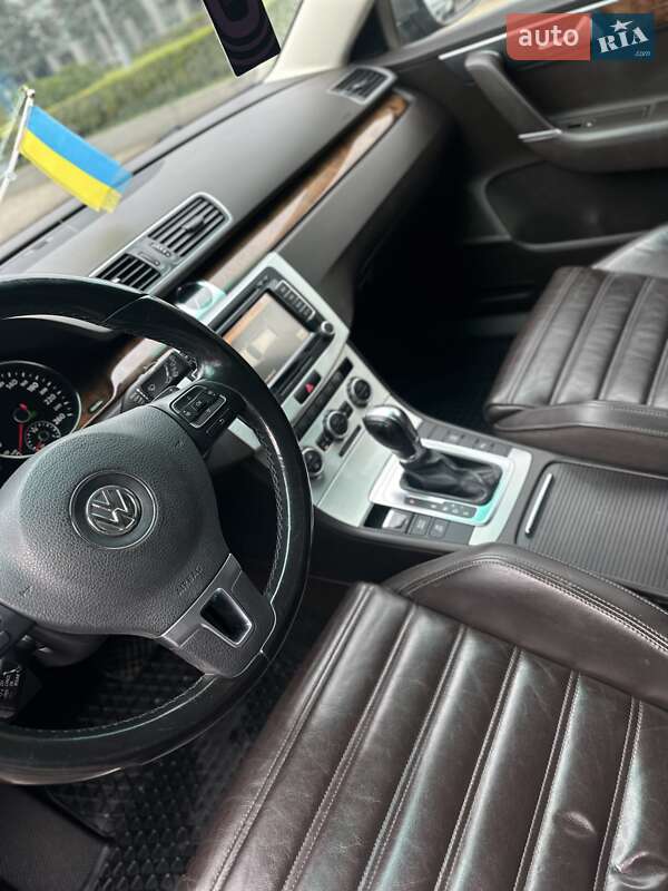 Седан Volkswagen Passat 2013 в Ровном