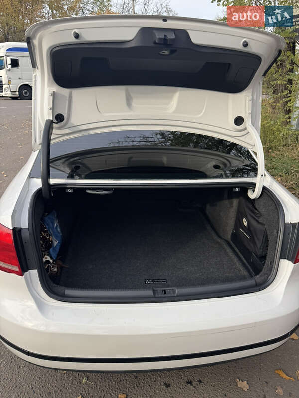 Седан Volkswagen Passat 2012 в Киеве