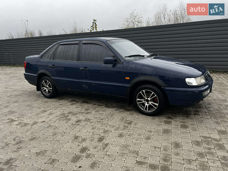 Седан Volkswagen Passat 1996 в Ирпене